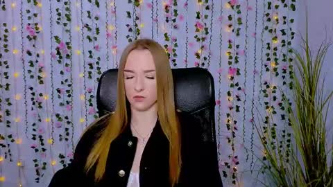 Snapshot of doll_vey chatting on March 4, 12:22 pm doll_vey online show from March 4, 12:22 pm