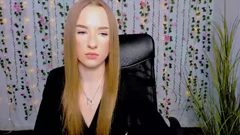 Snapshot of doll_vey chatting on March 7, 3:39 pm doll_vey online show from March 7, 3:39 pm