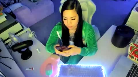 DOLLLFACE online show from December 16, 6:20 am