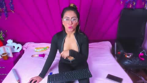 dollyjuicy1 online show from March 4, 4:06 am