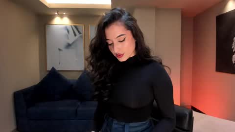 Dominique online show from March 5, 8:10 pm