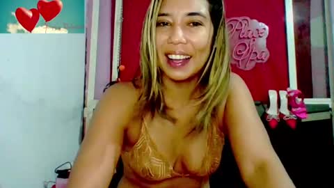 Snapshot of dona_tella chatting on February 15, 6:33 am dona_tella online show from February 15, 6:33 am