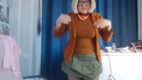 Lola online show from October 31, 7:53 am