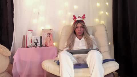 Snapshot of dorian_lev chatting on December 22, 3:00 am Nicolle online show from December 22, 3:00 am