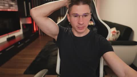 Dorian Reyes online show from December 4, 1:27 am