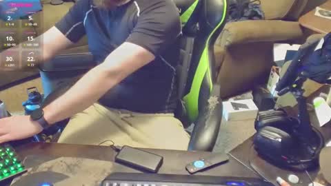 DotYourEyezez  online show from February 1, 10:15 am