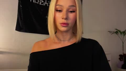 MOLLYYYY dont forget to give me a thumb up online show from April 25, 12:40 pm