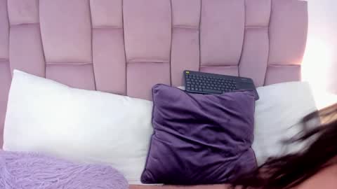 Snapshot of dream_vibes chatting on January 11, 12:01 am Alina online show from January 11, 12:01 am