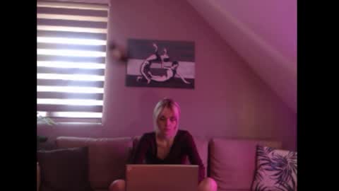 A girl online show from September 15, 7:32 am