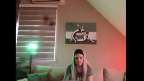 A girl online show from November 5, 9:55 am