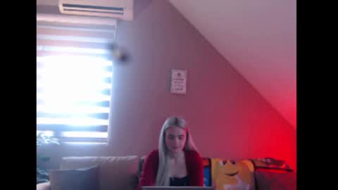 A girl online show from April 14, 7:33 am