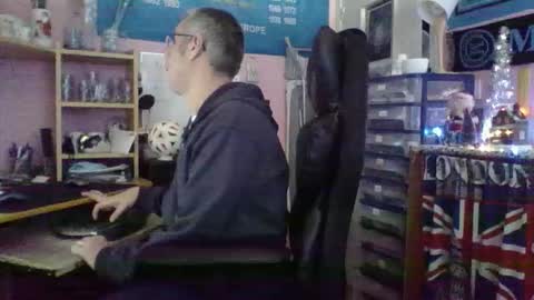 droitaubut27 online show from December 15, 2:07 am