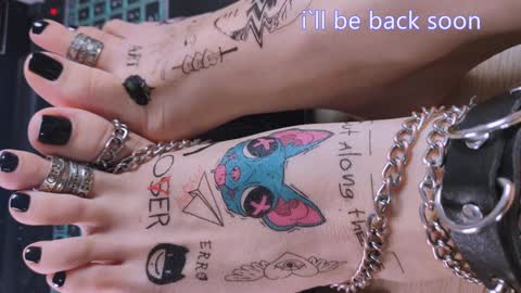 Snapshot of drug_feet chatting on January 4, 5:47 pm Mistress Lola Slavic witch online show from January 4, 5:47 pm