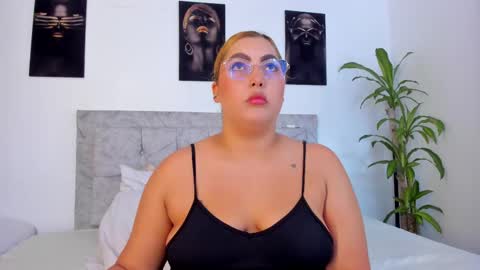 Snapshot of dulceedens_1 chatting on February 23, 8:44 pm dulceedens_1 online show from February 23, 8:44 pm