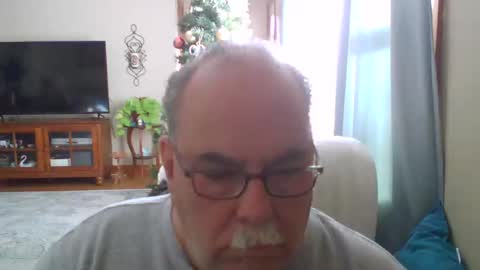 Snapshot of earl52 chatting on December 3, 6:11 pm earl52 online show from December 3, 6:11 pm