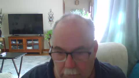 Snapshot of earl52 chatting on March 11, 5:57 pm earl52 online show from March 11, 5:57 pm