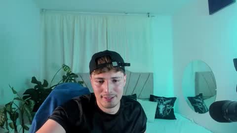 ED DIVINE online show from March 12, 3:32 am