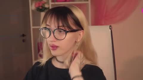 EVA NON NUDE online show from July 2, 4:45 pm
