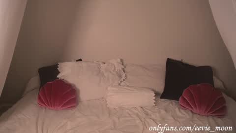 eevie online show from December 5, 8:05 am