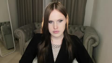 Effie Mur online show from April 16, 9:15 pm