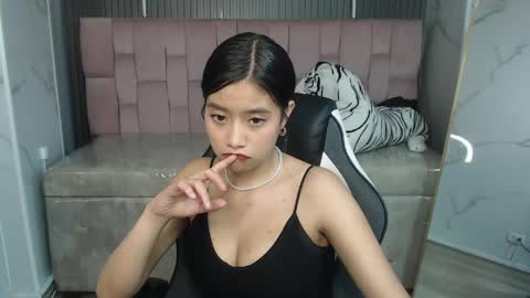 eimy18_b online show from May 6, 1:28 pm