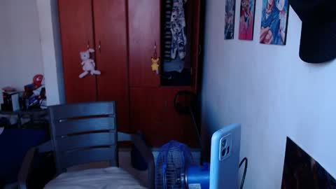 eimy_saenzz online show from April 8, 6:11 pm