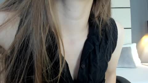 E L A I A online show from April 9, 7:19 pm