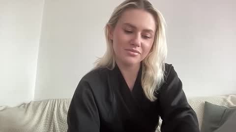 elaraluxxxe online show from October 8, 10:32 am