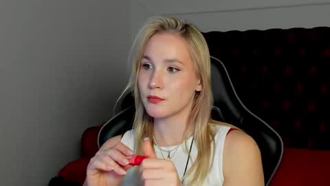 elaravoltage online show from April 29, 5:18 pm