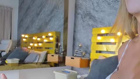 Snapshot of elena_mature chatting on February 23, 7:17 pm Elena online show from February 23, 7:17 pm