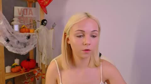 elenamonroee online show from October 22, 5:21 am