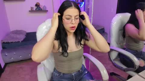 Snapshot of eliie_ruizz chatting on February 27, 4:35 am Eliie online show from February 27, 4:35 am