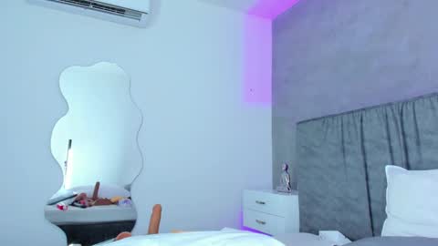 Elisa online show from March 5, 11:05 pm