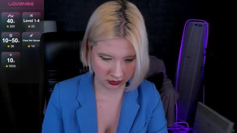 Snapshot of elisabeth_kitty chatting on September 12, 10:56 pm Alana online show from September 12, 10:56 pm