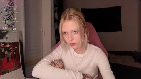 Snapshot of eliza_sadcat chatting on October 6, 3:19 pm Elizabeth online show from October 6, 3:19 pm