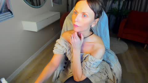 Elizabethangel online show from February 7, 1:25 am