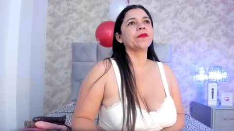 Snapshot of elizabeth_colleman chatting on February 17, 9:54 pm Elizabeth online show from February 17, 9:54 pm