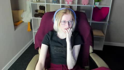 Elizabeth online show from December 19, 2:07 am