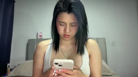 Snapshot of ella_aq chatting on January 17, 5:00 am Ella online show from January 17, 5:00 am