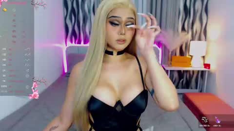 HI ITS ME ELLA online show from December 21, 5:25 am