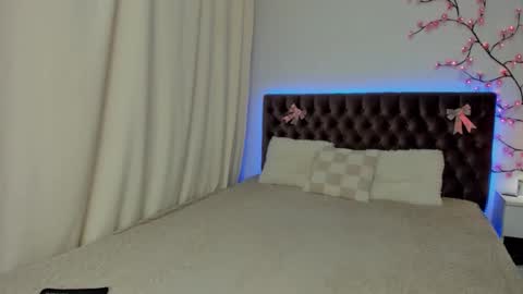 Ella Mayers online show from September 28, 12:47 pm