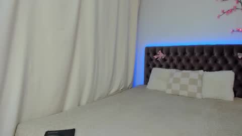 Ella Mayers online show from October 19, 1:27 pm