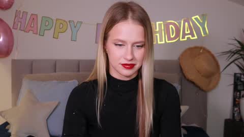 Snapshot of ella_twinkle chatting on March 1, 7:37 pm Ella online show from March 1, 7:37 pm