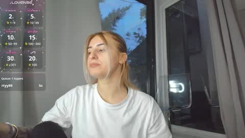 ella_vee online show from October 10, 4:07 am