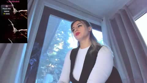 ella_vee online show from September 18, 4:49 am