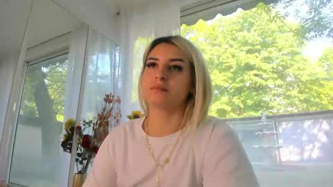 ella_vee online show from May 5, 6:41 am