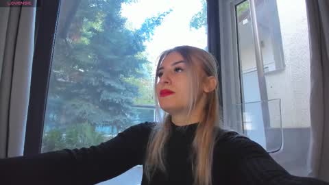 ella_vee online show from October 1, 5:06 am