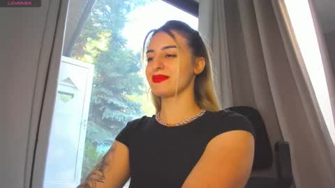 ella_vee online show from September 14, 5:32 am