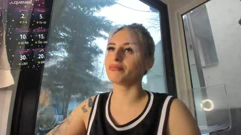 ella_vee online show from February 28, 6:28 am
