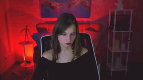 Ella online show from November 18, 9:29 pm